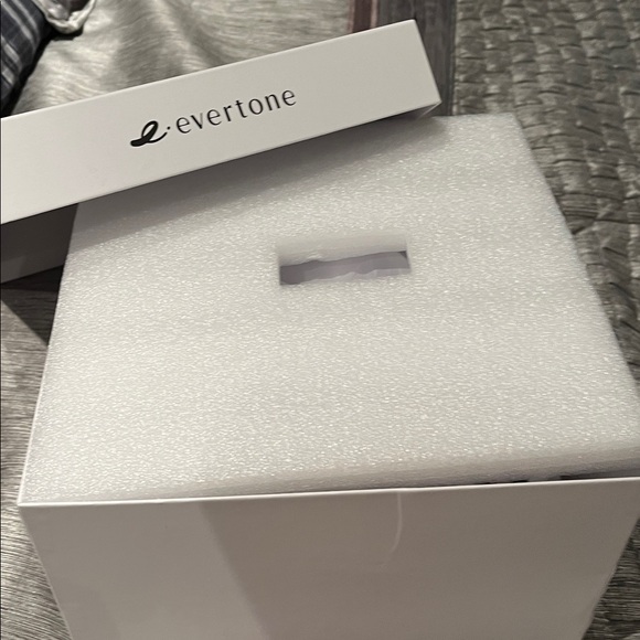 Evertone Omniglow LED Face and Neck Mask - Picture 10 of 17